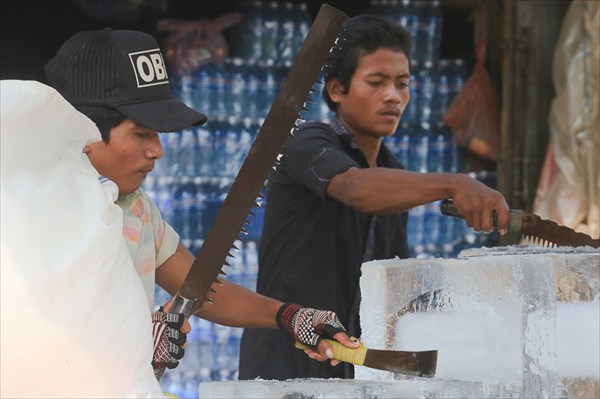 Лед - важнейшая часть жизни в Камбодже